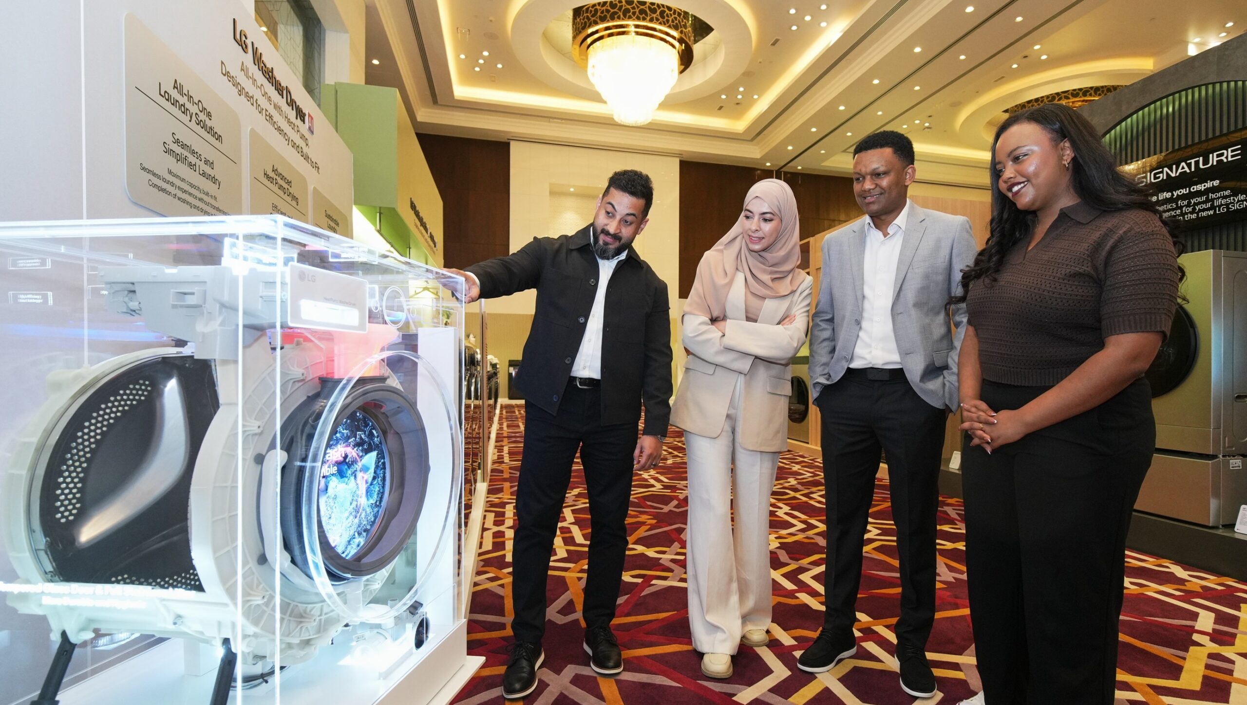 LG전자가 세탁물의 무게, 옷감 종류, 오염도를 분석한 뒤 최적의 세탁·건조 패턴을 적용해 옷감 손상을 줄여주는 'AI DD모터'를 소개하고 있다.