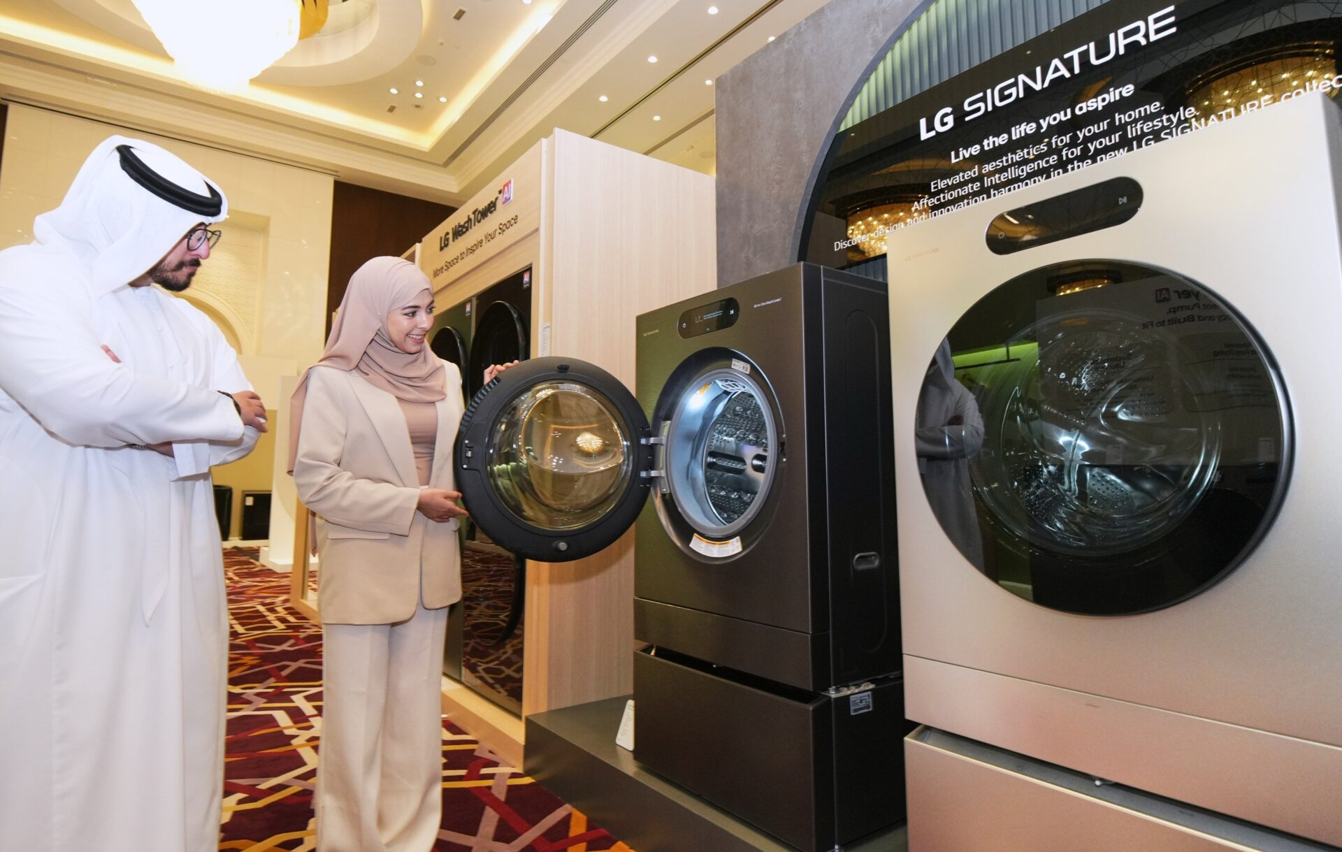 LG전자가 AI 기반의 압도적인 성능과 직관적인 사용성, 세련된 디자인이 강점인 초(超)프리미엄 ‘LG 시그니처(LG SIGNATURE)’의 대용량 세탁기·건조기를 소개하고 있다.