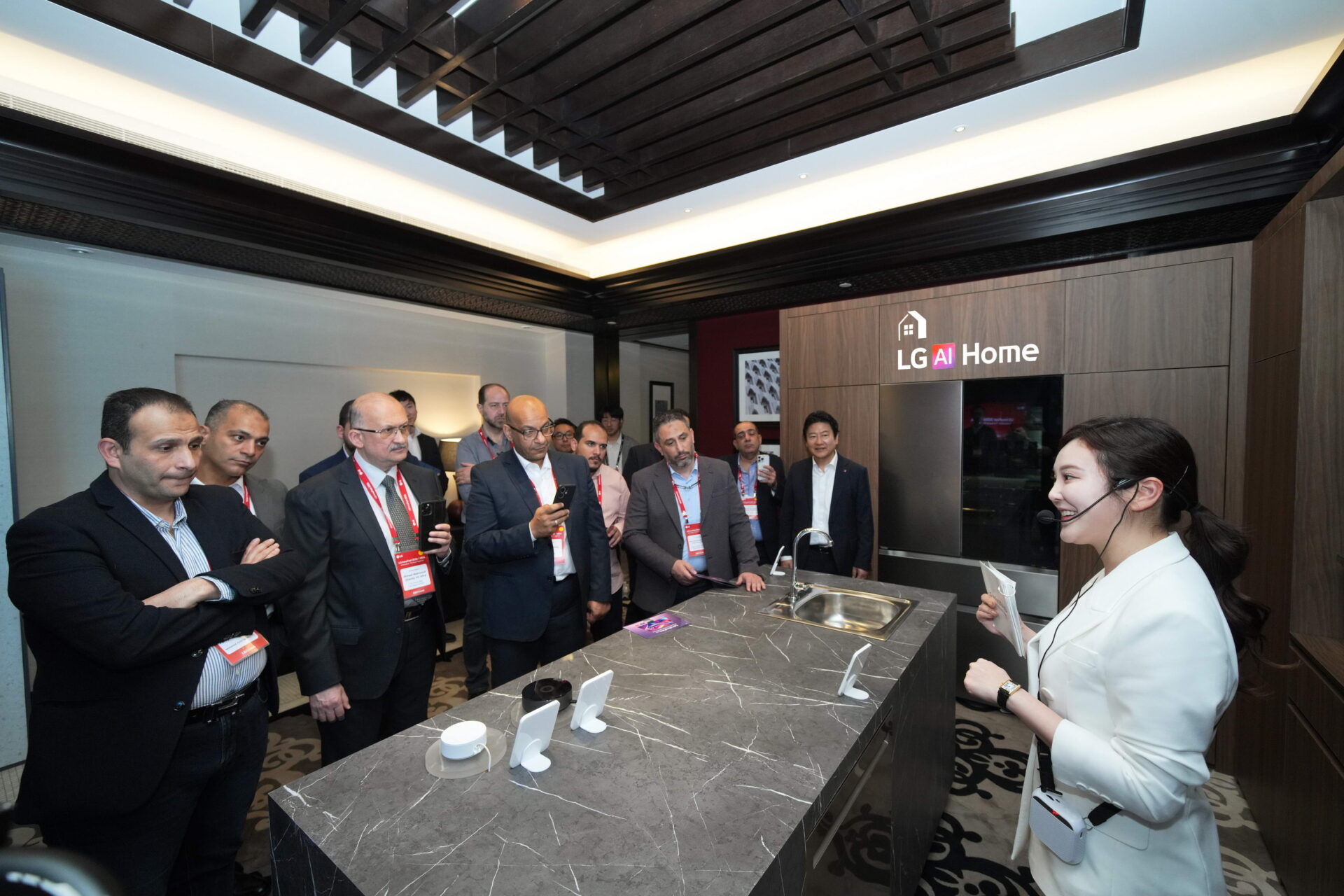 LG전자가 AI 홈허브 ‘씽큐 온’과 ‘LG 씽큐’ 앱을 활용해 가전 및 IoT 기기가 하나의 완결된 솔루션으로 작동되는 통합 AI 홈 솔루션을 소개하고 있다.