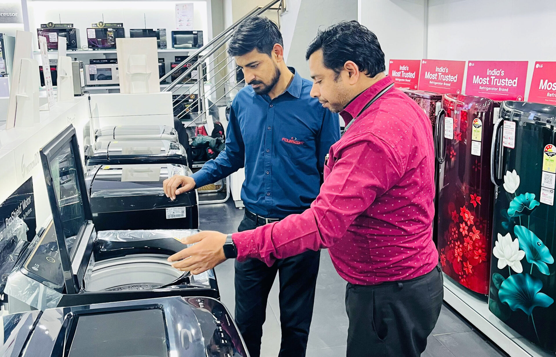 LG전자가 인도 고객의 취향, 라이프스타일, 구매력을 감안해 기획한 전용 가전 ‘에센셜 시리즈(Essential Series)’를 선보였다. 사진은 현지 가전 매장에서 판매 중인 에센셜 시리즈의 모습.