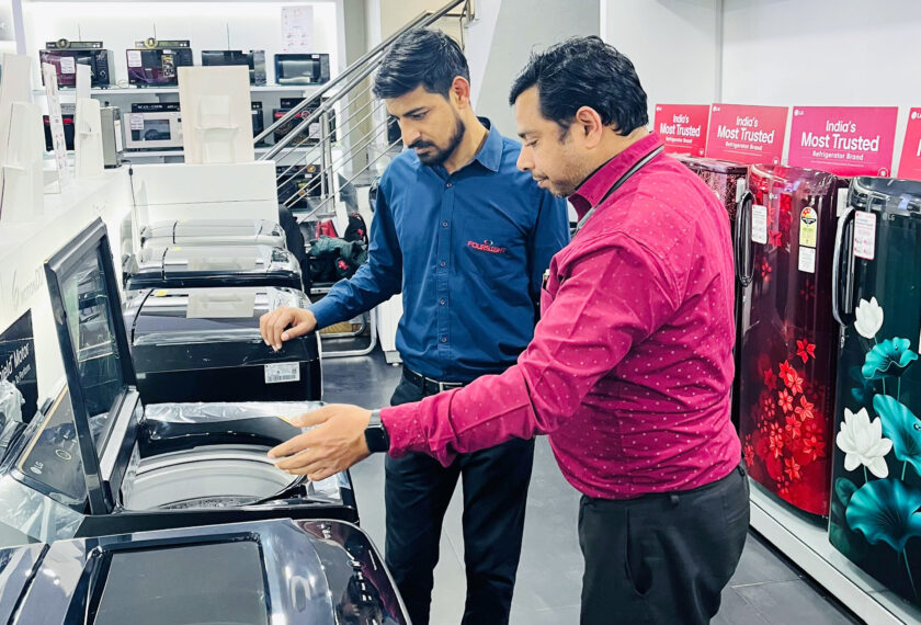 LG전자가 인도 고객의 취향, 라이프스타일, 구매력을 감안해 기획한 전용 가전 ‘에센셜 시리즈(Essential Series)’를 선보였다. 사진은 현지 가전 매장에서 판매 중인 에센셜 시리즈의 모습.