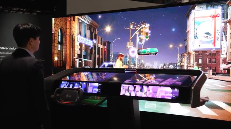 CES 2026 LG전자 전시 부스에서 관람객이 AI 기반 차량용 솔루션을 체험하고 있다