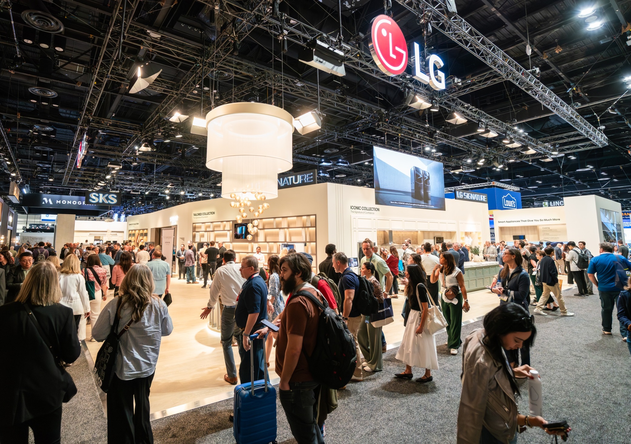 LG전자는 초프리미엄 주방 가전 브랜드 ‘SKS’의 첫 런드리 솔루션 공개하며 주방을 넘어 세탁실까지 초프리미엄 가전 경험을 확장한다. 또 세 가지 디자인 컬렉션으로 선택지를 넓힌 프리미엄 가전 ‘LG 시그니처’와 AI로 제품 본원의 성능과 사용 편의성까지 높인 ‘AI코어테크’, 북미 B2B 시장을 겨냥한 건물 관리 플랫폼 ‘LG 씽큐 프로’ 등도 선보인다.