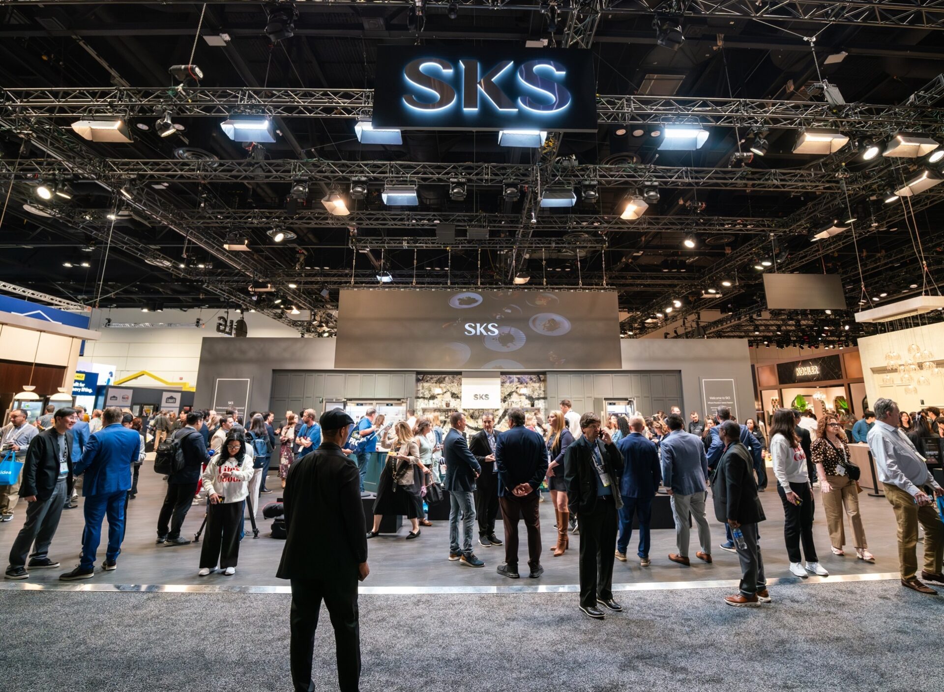 LG전자는 초프리미엄 주방 가전 브랜드 ‘SKS’의 첫 런드리 솔루션 공개하며 주방을 넘어 세탁실까지 초프리미엄 가전 경험을 확장한다. 또 세 가지 디자인 컬렉션으로 선택지를 넓힌 프리미엄 가전 ‘LG 시그니처’와 AI로 제품 본원의 성능과 사용 편의성까지 높인 ‘AI코어테크’, 북미 B2B 시장을 겨냥한 건물 관리 플랫폼 ‘LG 씽큐 프로’ 등도 선보인다.