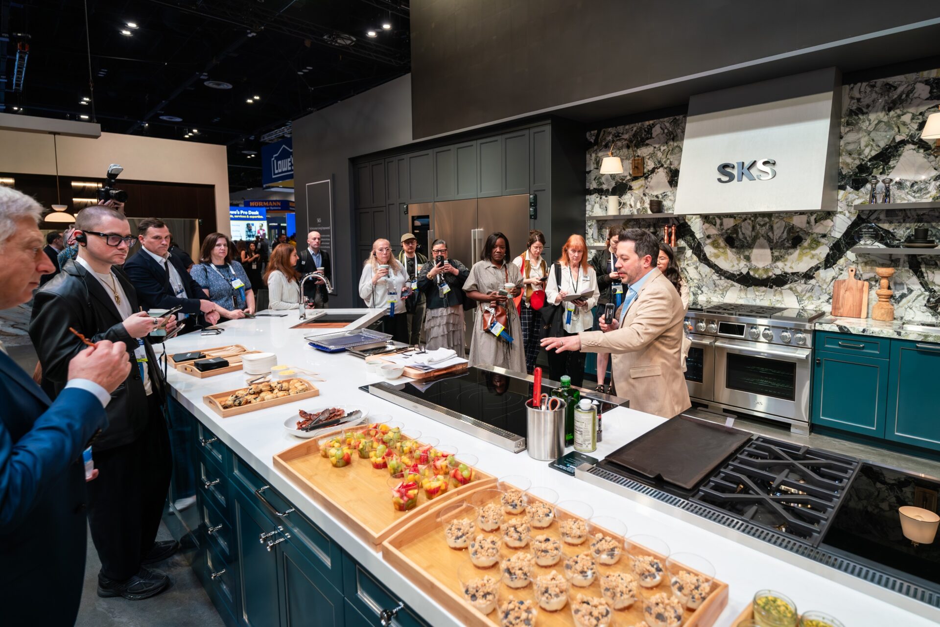 LG전자는 초프리미엄 가전 ‘SKS’의 조리대·수납장·가전 기능을 통합한 아일랜드 시스템 제품을 선보인다. 조리대 아래 숨겨진 ‘히든 인덕션’은 사용할 때만 불빛으로 화구가 표시돼 주방을 깔끔하게 유지할 수 있으며, ‘일체형 후드’는 사용하지 않을 때 조리대 아래로 완전히 사라지고 에어커튼 기술로 조리 중 발생한 연기, 유증기를 아래쪽 통풍구로 유도해 쾌적한 조리 환경을 만든다. 이 밖에도 LG전자는 ▲사용 패턴을 분석해 시간대별 냉각·제빙 성능을 자동 최적화하는 ‘36인치 컬럼(Column) 냉장고· 냉동고’ ▲용기의 위치에 따라 자동으로 화력을 조절하는 ‘36인치 풀플렉스(Full-Flex) 인덕션 쿡탑’ 등 SKS 주방 가전 신제품도 공개한다.