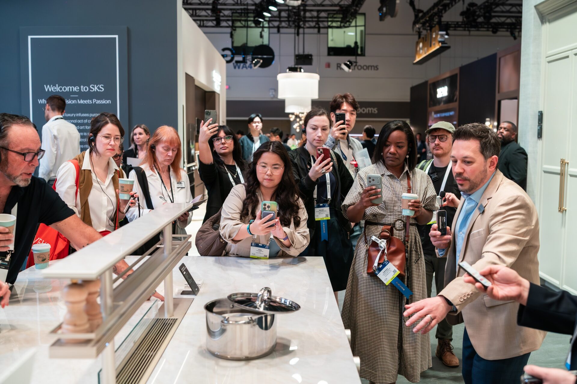 LG전자는 초프리미엄 가전 ‘SKS’의 조리대·수납장·가전 기능을 통합한 아일랜드 시스템 제품을 선보인다. 조리대 아래 숨겨진 ‘히든 인덕션’은 사용할 때만 불빛으로 화구가 표시돼 주방을 깔끔하게 유지할 수 있으며, ‘일체형 후드’는 사용하지 않을 때 조리대 아래로 완전히 사라지고 에어커튼 기술로 조리 중 발생한 연기, 유증기를 아래쪽 통풍구로 유도해 쾌적한 조리 환경을 만든다. 