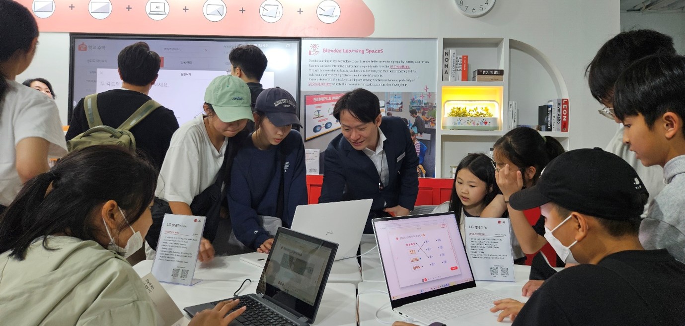 백승한 선임의 안내로 학생들이 LG그램을 활용해 디지털 학습 콘텐츠를 체험하고 있다.