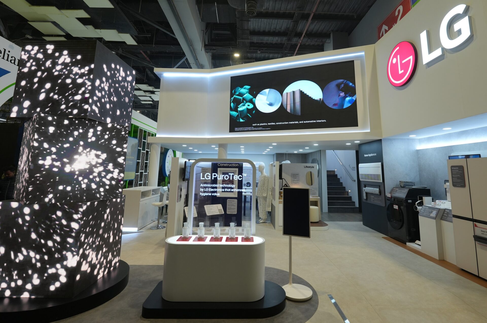 LG전자가 현지시간 5일부터 10일까지 열리는 인도 최대 규모의 산업 소재 박람회 ‘플라스트인디아’에 참가해 항균 기능성 소재 ‘퓨로텍(PuroTec™)’을 선보였다. LG전자는 부스에 세탁기·냉장고·에어컨 등 가전을 비롯해 건축자재, 위생용품, 식품포장, 의료장비 등 생활 밀착형 제품군에 퓨로텍이 적용된 사례를 B2B 고객에게 소개하고, 신규 사업기회 발굴과 시장 공략에 속도를 낸다.