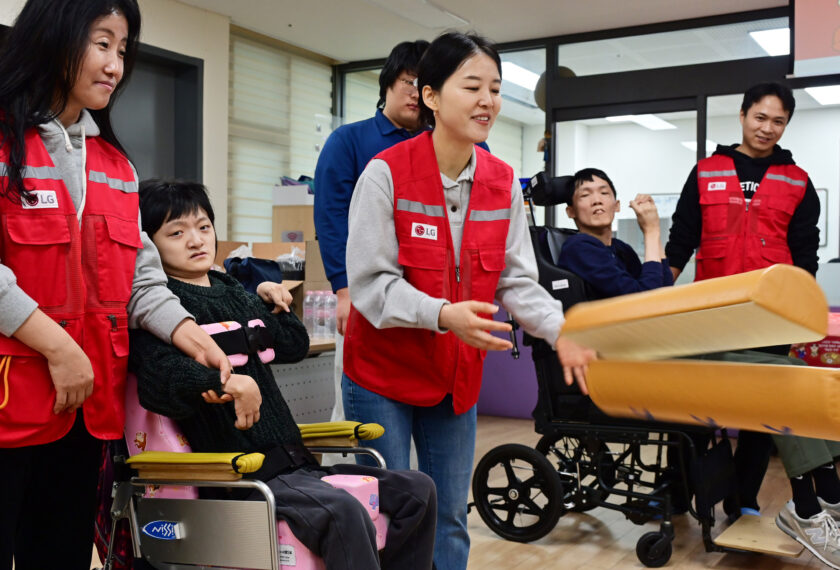 LG전자 '라이프스굿 봉사단' 인원들이 설 연휴를 앞둔 지난 5일 염리장애인주간보호센터를 찾아 이용 장애인들과 함께 윷놀이를 하며 즐거운 시간을 보냈다.