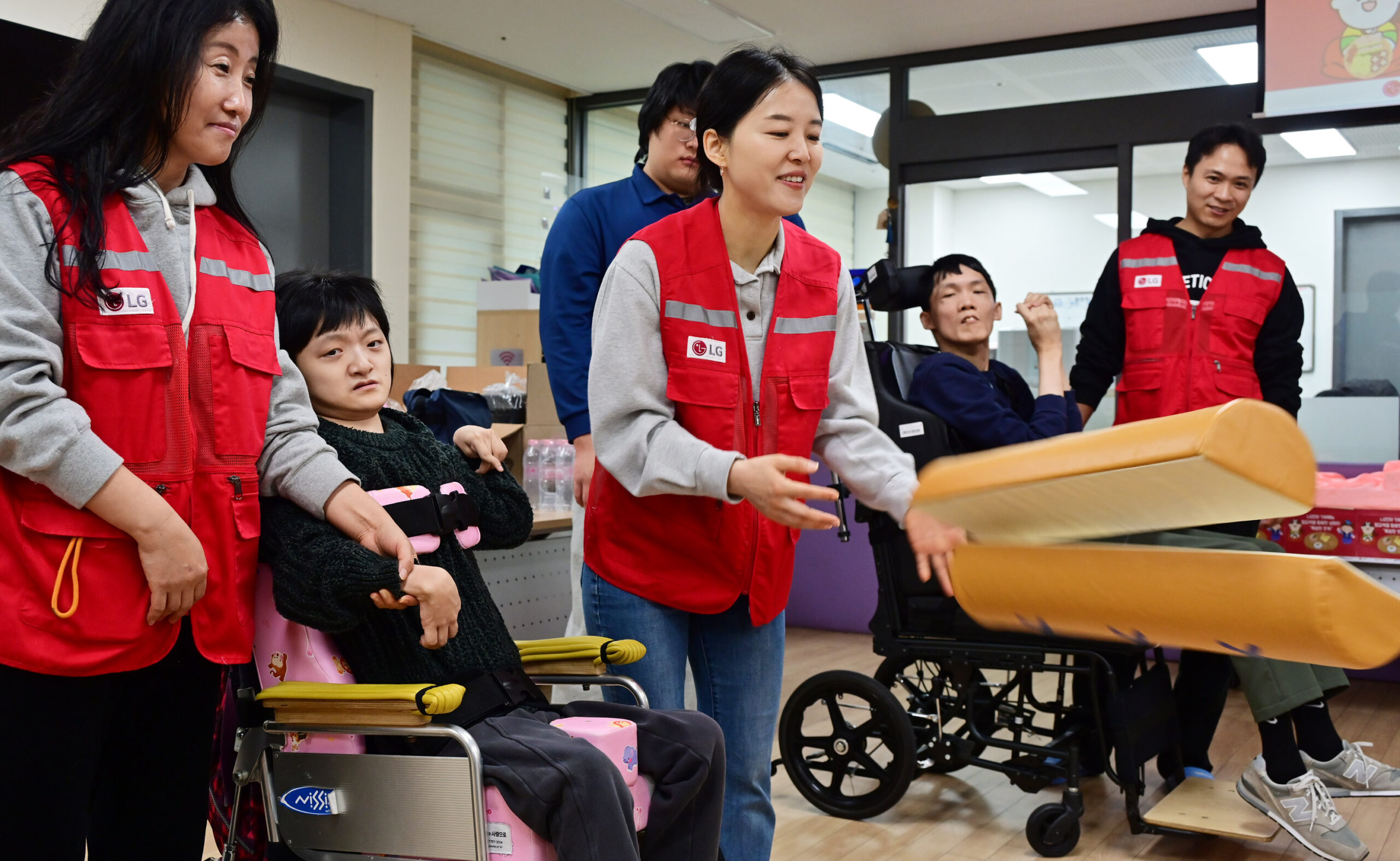 LG전자 '라이프스굿 봉사단' 인원들이 설 연휴를 앞둔 지난 5일 염리장애인주간보호센터를 찾아 이용 장애인들과 함께 윷놀이를 하며 즐거운 시간을 보냈다.