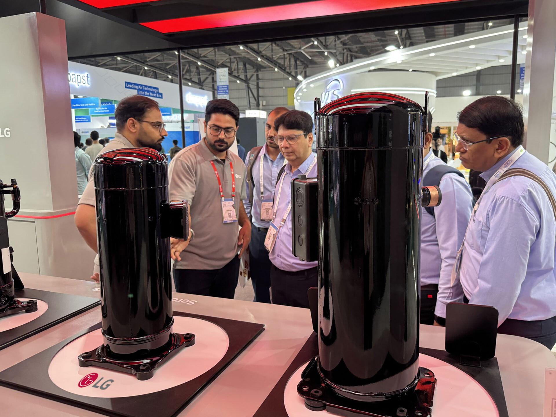 LG전자가 12일 인도 뭄바이에서 열린 공조 전시회 ‘ACREX 2026’에서 최고 수준의 에너지 효율과, 작동 중 정전으로 인한 급정지시 발생하는 충격을 최소화하는 설계를 적용한 컴프레서 부품 라인업을 공개했다.