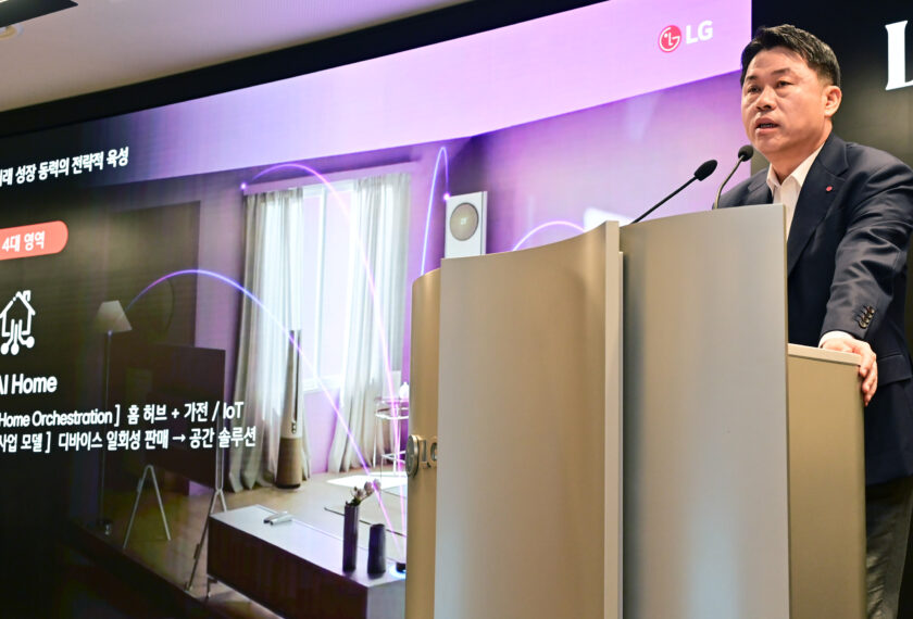LG전자 류재철 CEO가 23일 서울 여의도 LG트윈타워에서 열린 제24기 정기 주주총회에서 주주들에서 2026년 전사 사업방향에 대해 설명하고 있다.