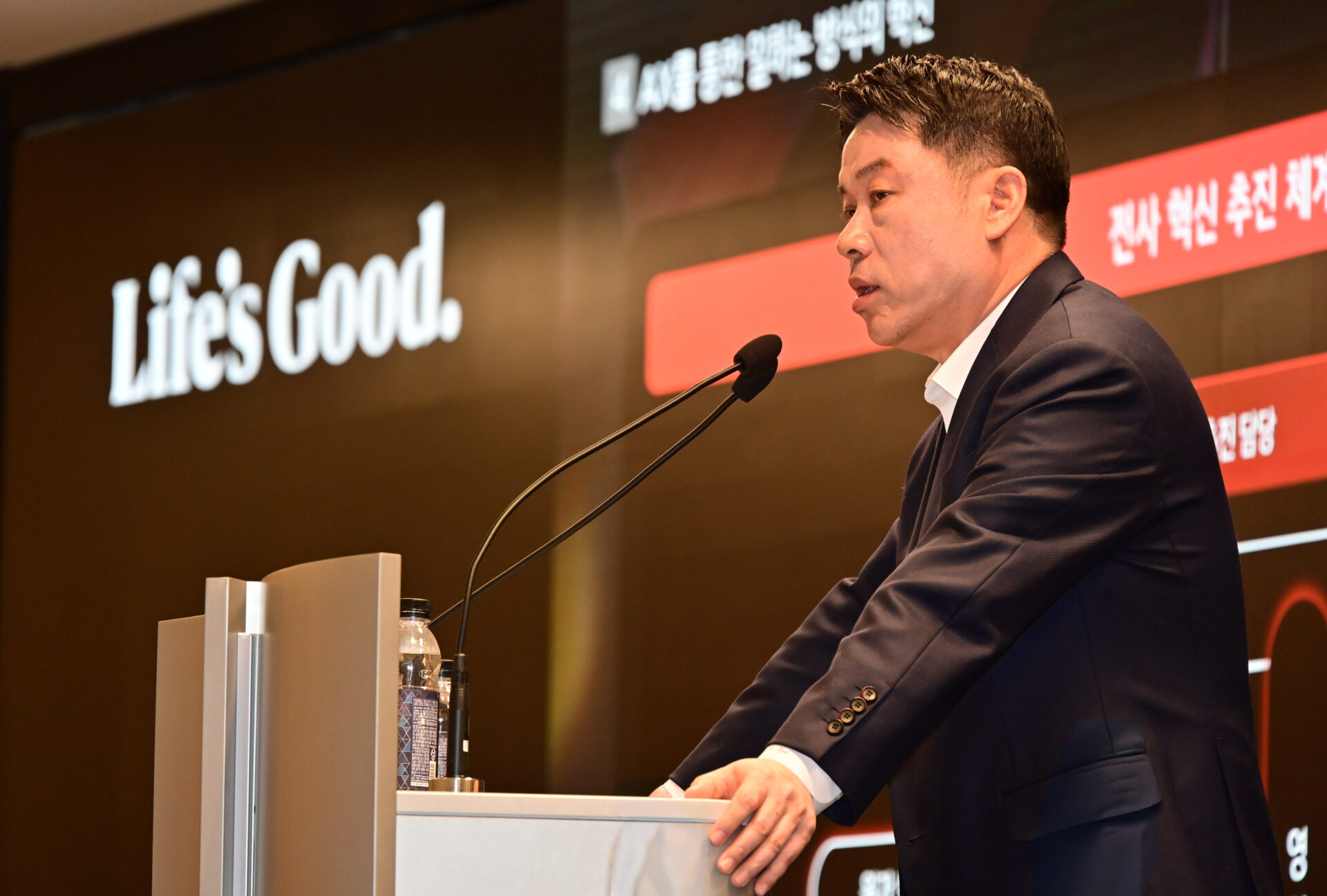 LG전자 류재철 CEO가 23일 서울 여의도 LG트윈타워에서 열린 제24기 정기 주주총회에서 주주들에서 2026년 전사 사업방향에 대해 설명하고 있다.