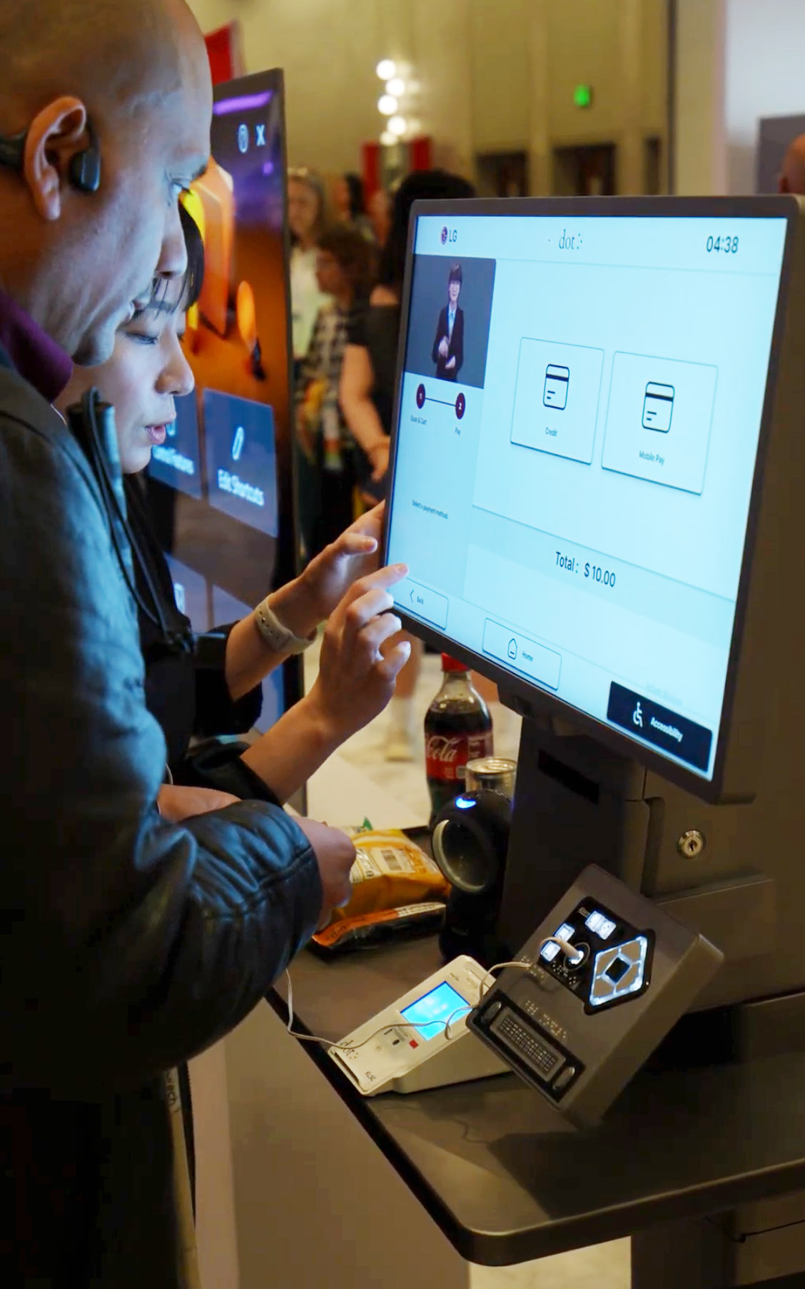 LG전자가 세계 최대 규모의 접근성 콘퍼런스인 'CSUN AT 2026'에 참가해 고객 접근성 강화를 위한 제품 및 서비스를 대거 선보였다. 사진은 전시장을 찾은 고객이 수어안내가 적용된 키오스크를 살펴보고 있는 모습.