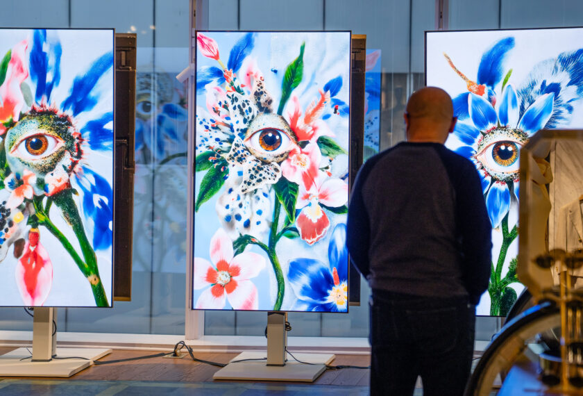 ] LG전자가 미국 뉴욕 럭셔리 백화점 '쁘렝땅' 오픈 1주년 특별 전시에 파트너사로 선정됐다. LG전자는 '꽃'을 주제로 한 작가 4명의 디지털 아트를 LG 올레드 TV의 뛰어난 화질과 색 정확도로 구현했다.