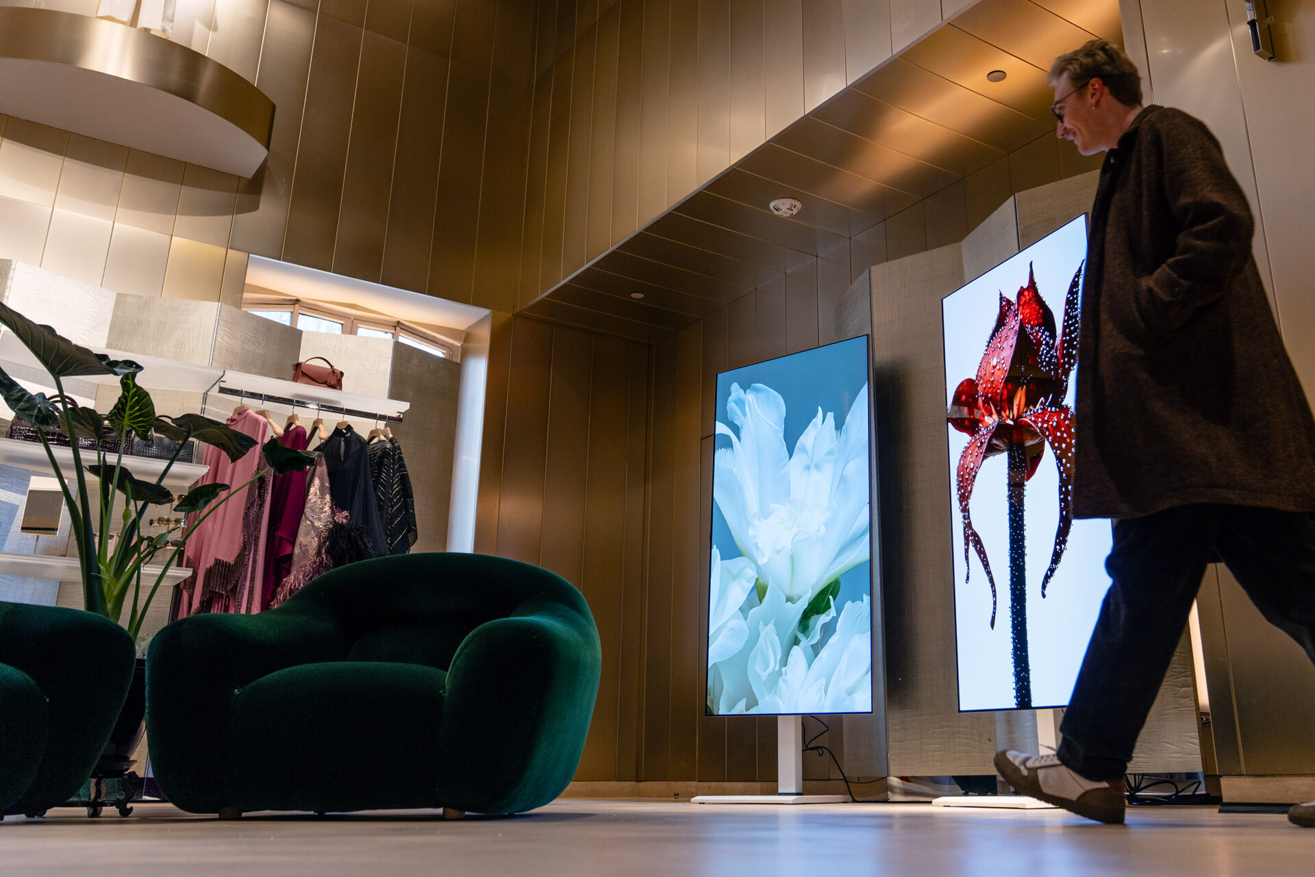 ] LG전자는 세계 최초 투명·무선 TV 'LG 시그니처 올레드 T'로 탄생한 미디어 아트가 미국 뉴욕 럭셔리 백화점 쁘렝땅에 전시됐다. 투명 혁신 기술이 적용된 'LG 시그니처 올레드 T'로 매장을 찾은 고객들은 360도 어느 각도에서든 예술 작품을 감상할 수 있다.