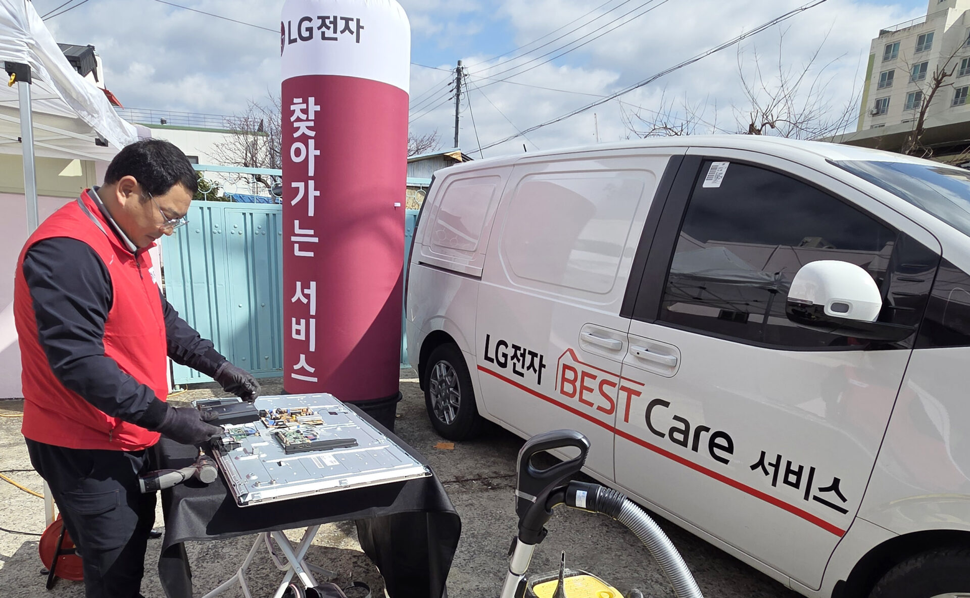 사진은 전문서비스매니저가 TV 제품 수리를 진행하고 있는 모습.