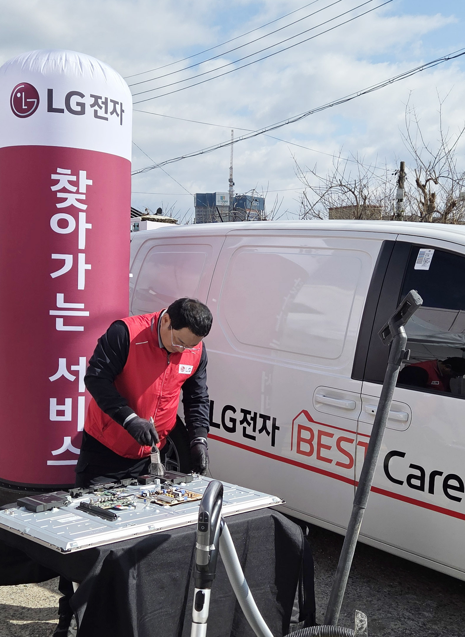 사진은 전문서비스매니저가 TV 제품 수리를 진행하고 있는 모습.