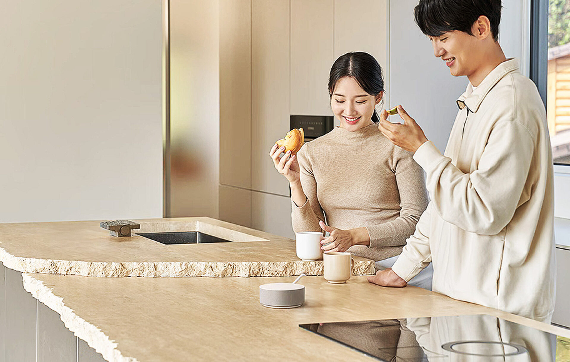 모델이 일상 언어로 대화하면 맥락과 공간을 이해해 연동된 가전과 IoT 기기를 제어하고 서비스까지 연결하는 'LG 씽큐 온'을 체험하는 모습.