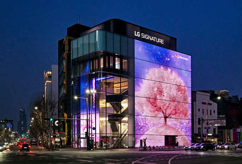 LG전자가 봄철을 맞아 서울 강남구 도산대로에 위치한 'LG전자 플래그십 D5' 외벽에 벚꽃을 주제로 한 미디어 파사드를 선보였다.