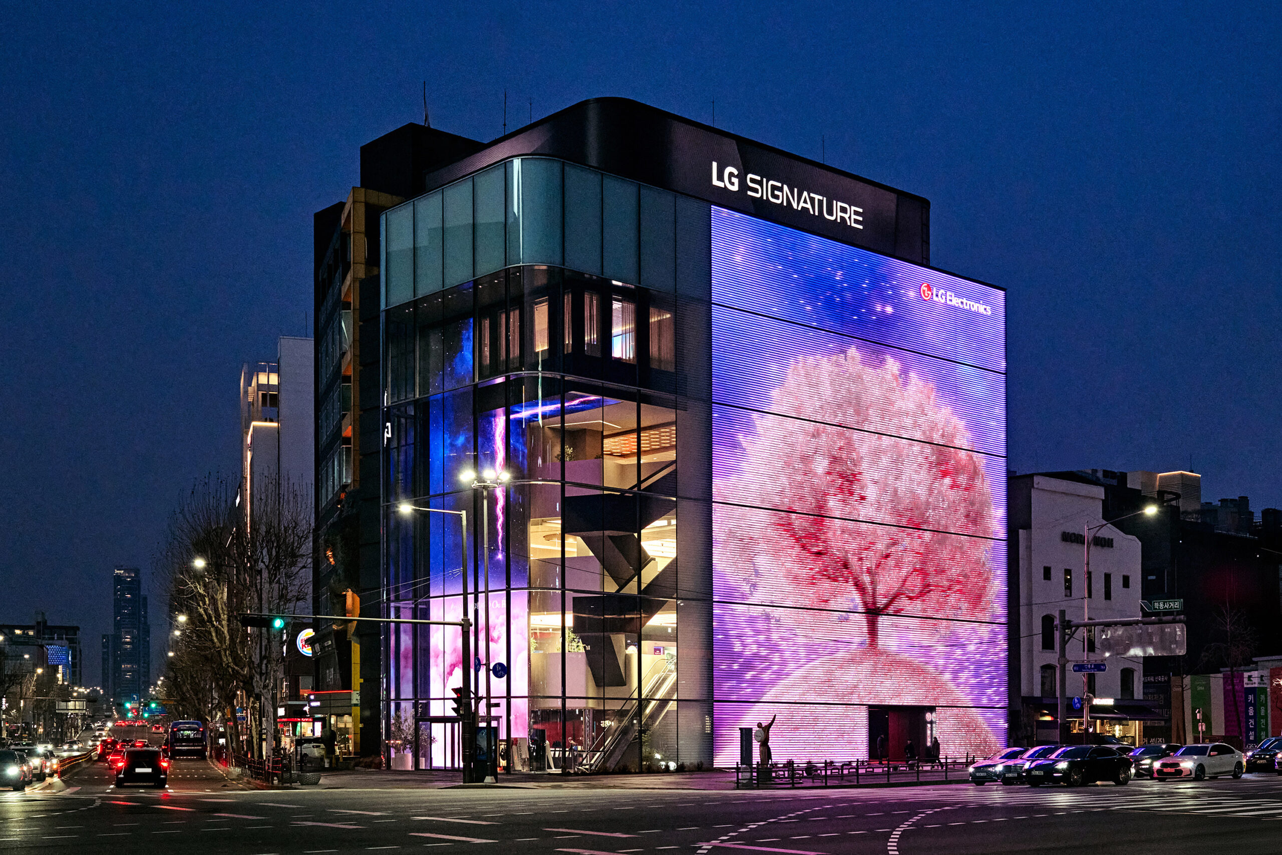 LG전자가 봄철을 맞아 서울 강남구 도산대로에 위치한 'LG전자 플래그십 D5' 외벽에 벚꽃을 주제로 한 미디어 파사드를 선보였다.