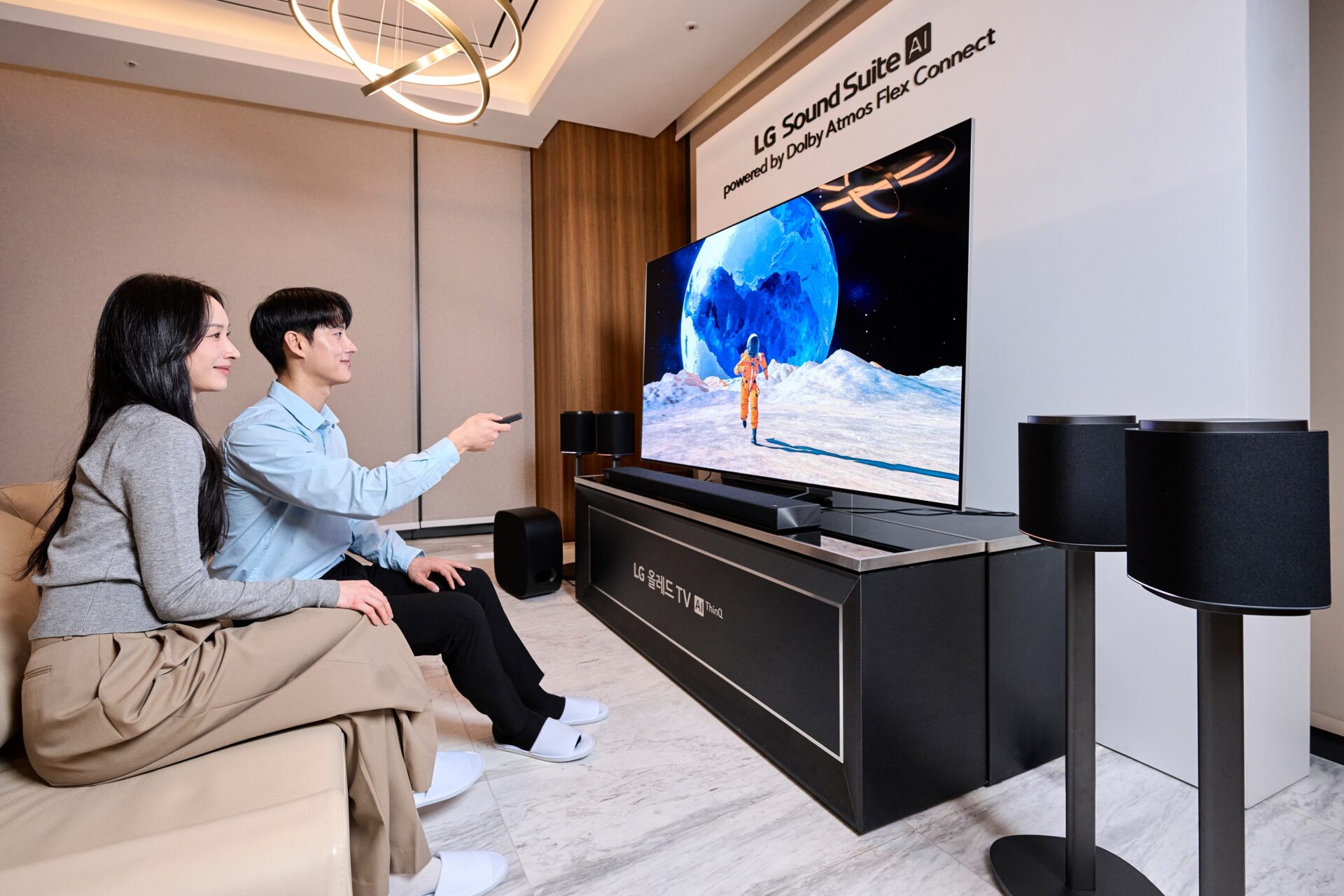 LG 사운드 스위트는 AI와 혁신 음향기술로 집에서 극장 수준 사운드를 손쉽게 즐길 수 있는 점이 특징이다.