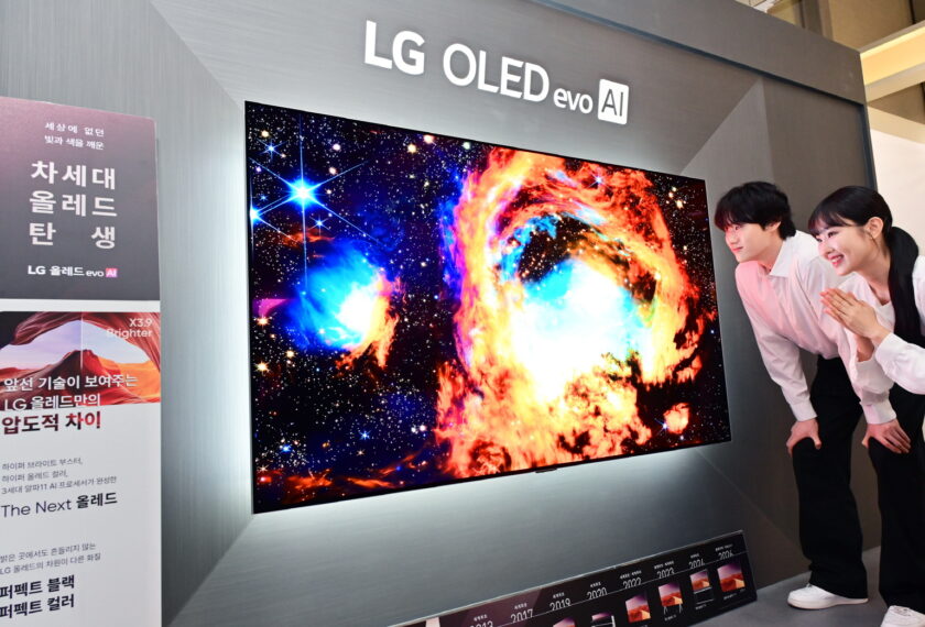 LG전자가 역대 가장 밝고 정확한 컬러, 초저반사를 구현한 압도적 화질이 특징인 2026년형 LG 올레드 에보를 선보였다. 모델들이 빛 반사를 획기적으로 줄여 최신 올레드 TV의 화질을 있는 그대로 즐길 수 있는 신제품을 체험하고 있다.