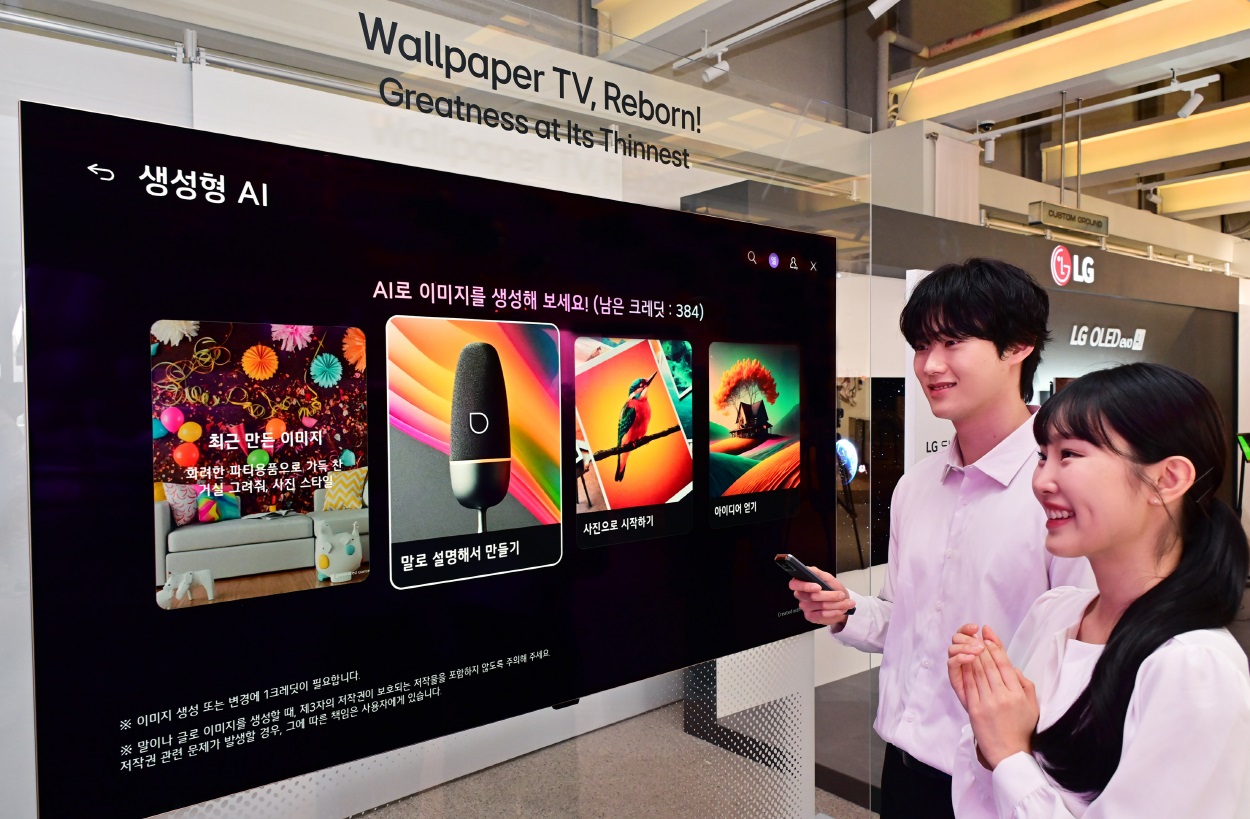 LG전자가 역대 가장 밝고 정확한 컬러, 초저반사를 구현한 압도적 화질이 특징인 2026년형 LG 올레드 에보를 선보였다. 모델들이 신제품의 생성형 AI 기능을 체험하고 있다.
