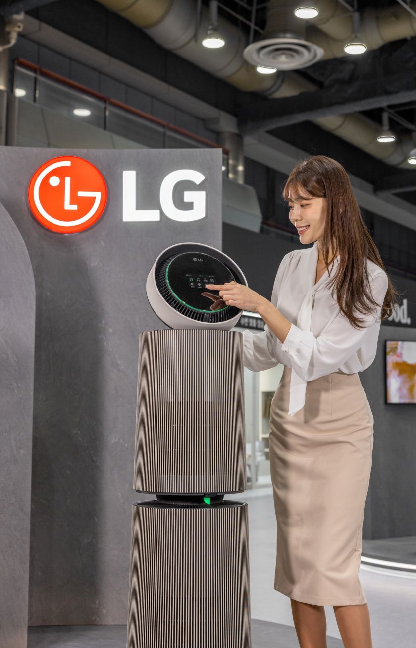 LG전자가 8일 개막한 '에어페어 2026'에서 노벨화학상 소재 적용 필터와 공간 맞춤형 공기질 관리 솔루션 등 혁신 에어케어 기술을 선보인다. 사진은 노벨화학상 소재 금속유기골격체(MOF)를 적용한 필터가 기본 적용되는 'LG 퓨리케어 AI 오브제컬렉션 360° 공기청정기 M7'을 모델이 살펴보는 모습.