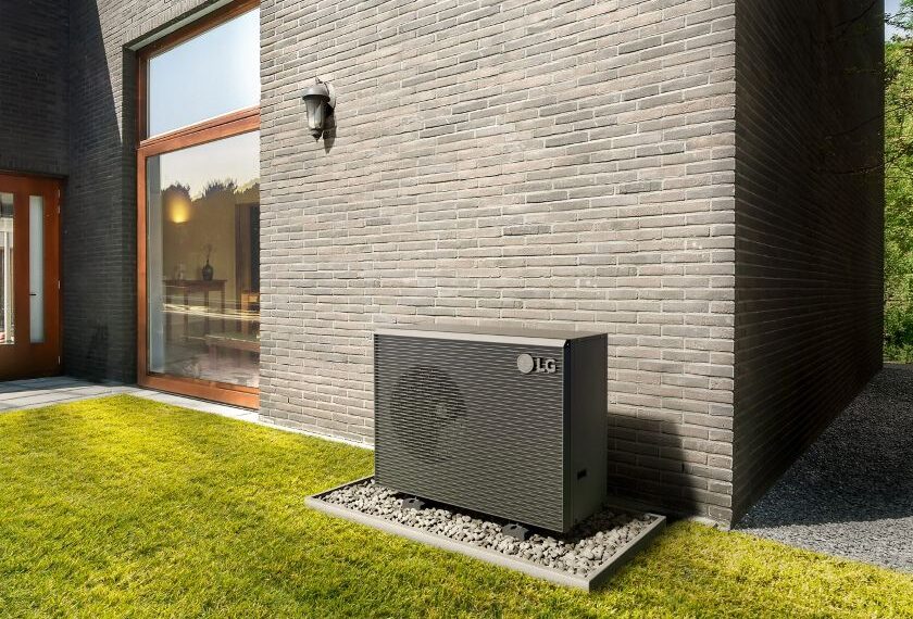 LG전자가 글로벌 탄소배출권 인증 기관에 고효율 히트펌프 기술을 통한 탄소감축 프로젝트를 등록하고 탄소배출권 사업 확대 추진에 나섰다. 사진은 LG전자 공기 열원 히트펌프 ‘써마브이 R290 모노블럭.