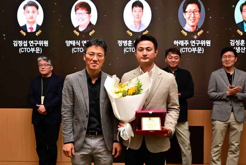 LG전자가 미래준비 경쟁력 확보를 주도할 인재를 연구위원과 전문위원으로 발탁했다. 서초 R&D캠퍼스에서 열린 임명식에서 LG전자 CTO 김병훈 부사장(좌측)이 CTO부문 소자재료연구소 김정섭 연구위원(우측)과 함께 기념 촬영을 하고 있다.