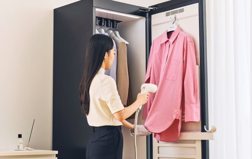 LG전자의 의류 관리 가전 'LG 스타일러'가 최근 글로벌 누적 판매량 200만 대를 돌파했다.