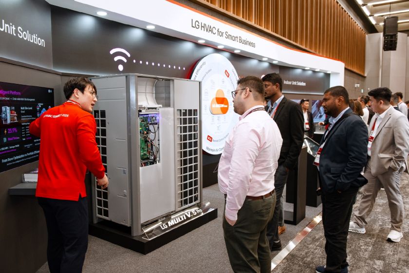 LG전자 직원이 고효율 인버터 컴프레서가 적용된 LG전자의 멀티 V 5 프로(MULTI V 5 Pro)와 데이터 기반 통합 제어 솔루션 '비컨(BECON)'을 소개하고 있다.