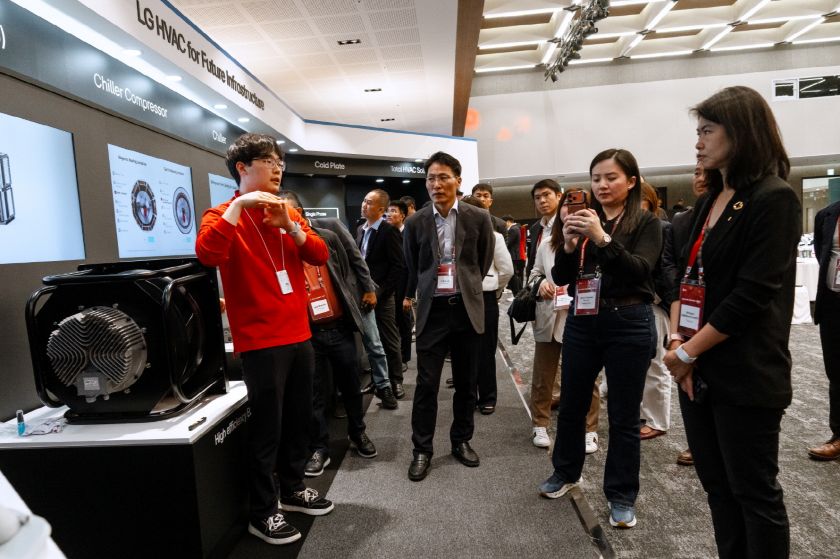 LG전자 직원이 인버터 스크롤 칠러의 작동원리와 부품 솔루션에 대해 설명하고 있다.