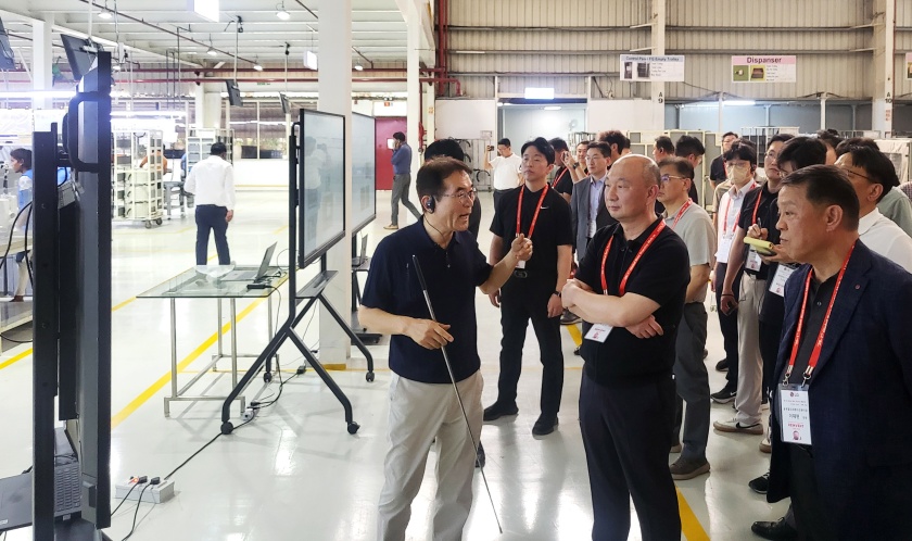 생산성 개선 우수 사례로 꼽힌 LG전자 국내 협력사의 인도 현지 공장을 LG전자와 협력사 임직원들이 함께 둘러보고 있다.