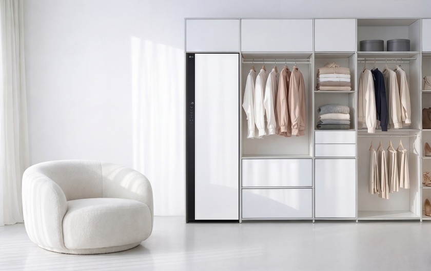 LG 스타일러는 물을 끓여 만든 고온 스팀을 분사해 유해 세균 10종과 바이러스 11종을 99.99%까지 살균하고, 생활 악취 18종을 99% 이상 탈취한다.